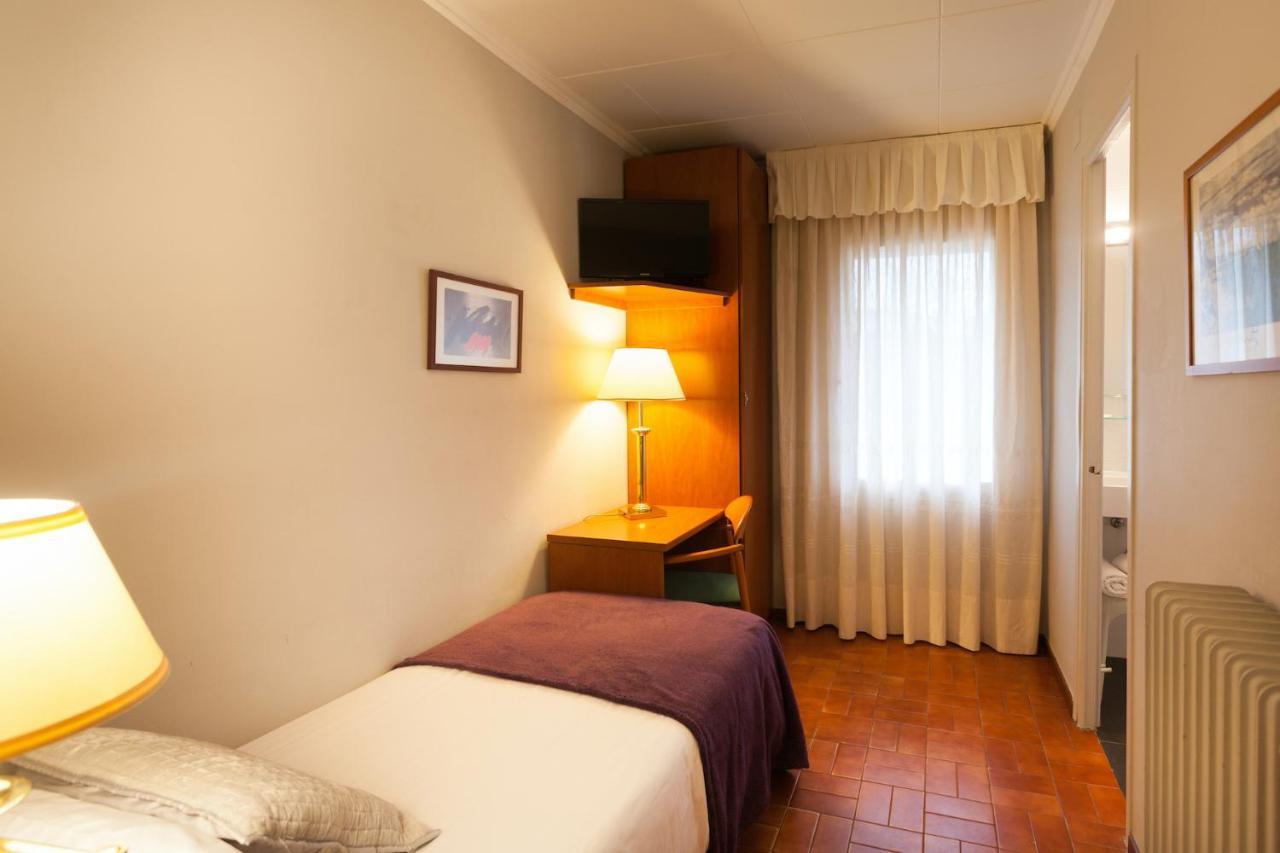 Hostal Restaurant Roma Cubells المظهر الخارجي الصورة