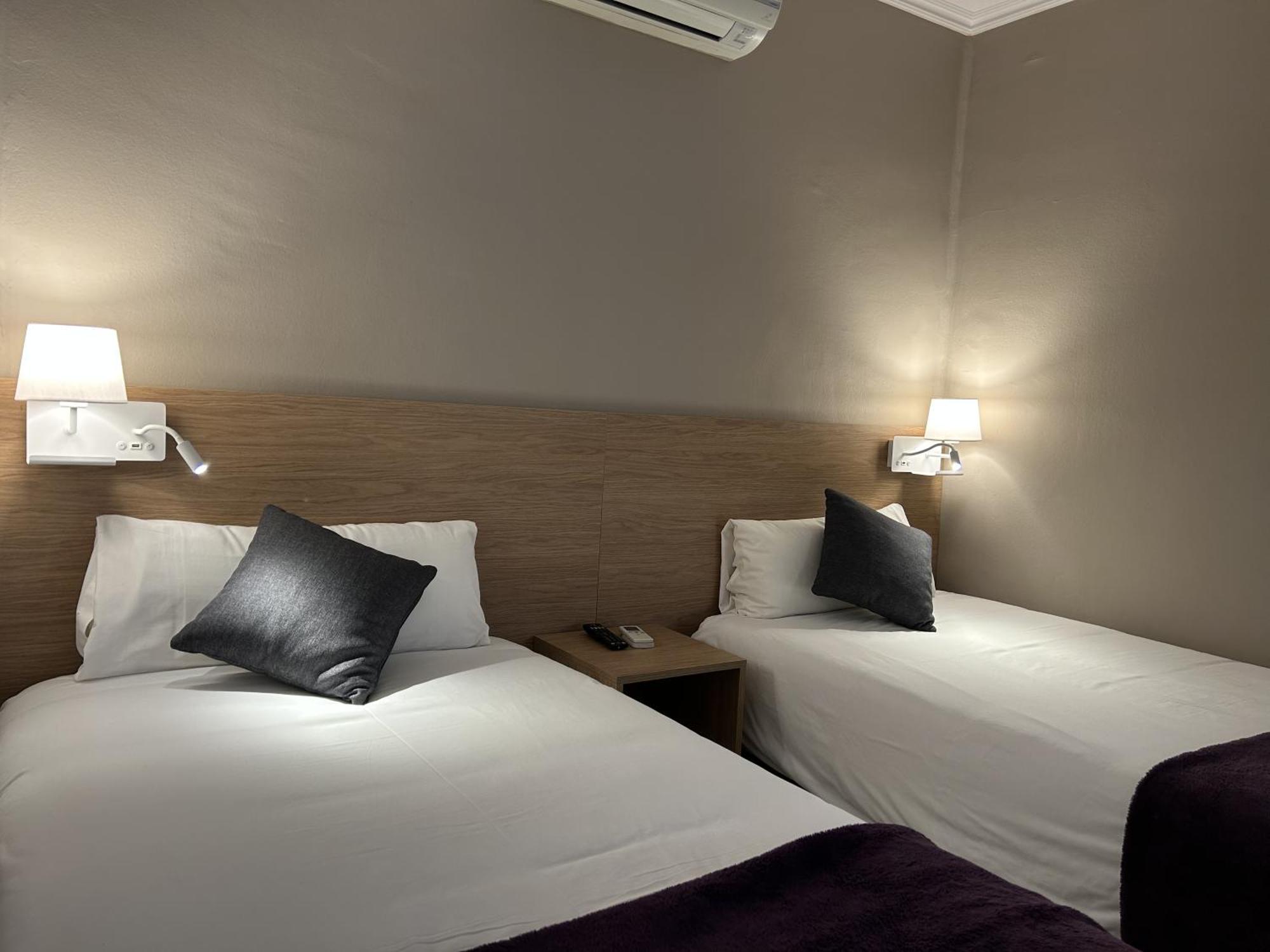 Hostal Restaurant Roma Cubells المظهر الخارجي الصورة